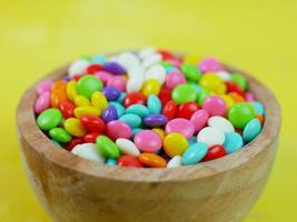 gros plan de bonbons sucrés colorés. bonbons boule arc-en-ciel photo