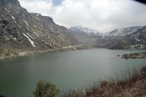 lac sur les genoux de la montagne photo