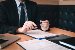 le gestionnaire de l'enquêteur d'emploi attend que l'employé vienne dans le bureau de la chambre. photo