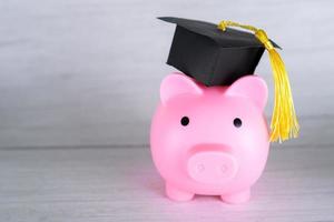 tirelire avec chapeau de graduation, concept de bourse d'économie d'argent pour l'éducation en finance d'entreprise. photo