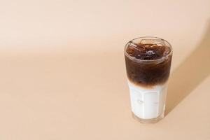 café glacé avec couche de lait en verre photo
