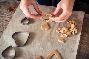 pâte en forme de coeur entre les mains d'une fille, gâteaux faits maison photo