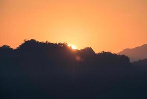 le lever du soleil brille sur la montagne photo