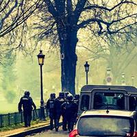 des manifestants lors d'une manifestation en gilets jaunes photo