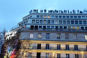 les gens sur le toit d'observation élevé du bâtiment regardent la nuit photo