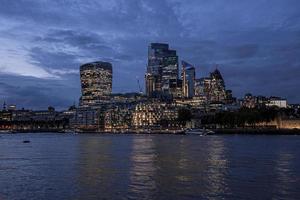 vue sur les gratte-ciel illuminés du quartier financier moderne depuis la tamise photo