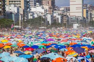 plage de leblon bondée lors d'une journée d'été typique à rio de janeiro, brésil photo