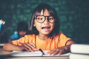 fille avec dessin au crayon à la leçon en classe photo