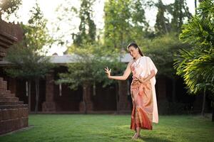 belle femme vêtue d'une robe thaïlandaise typique photo