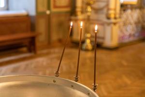 église orthodoxe. christianisme. décoration intérieure festive avec bougies allumées et icône dans l'église orthodoxe traditionnelle la veille de pâques ou de noël. religion foi prier symbole. photo