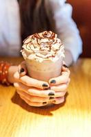 latte macchiato dans un grand verre en gros plan photo