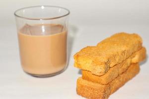 biscotte avec une tasse de thé avec un fond blanc. photo