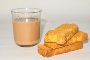 biscotte avec une tasse de thé avec un fond blanc. photo