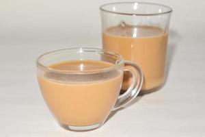 chaï. thé indien traditionnel sur fond blanc. photo