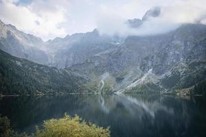 morskie oko lake eye of the sea dans les tatras en pologne. photo