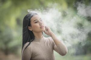 Portrait de beauté jeune femme assise dans le parc photo