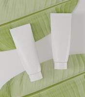 une maquette de tube cosmétique vierge blanc réaliste de couple isolé sur fond blanc avec des feuilles, rendu 3d, illustration 3d photo
