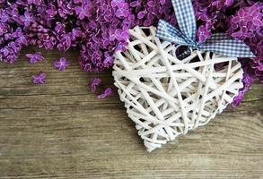 fleurs lilas sur une table photo