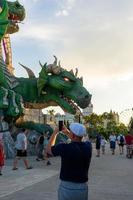 sotchi, russie-19 juin 2018- paysage avec vue sur un parc d'attractions. photo