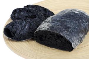 pain noir à l'encre de seiche. photographie de studio photo