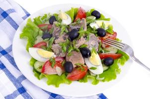 salade de légumes frais, œuf, poisson en conserve et olives. photo
