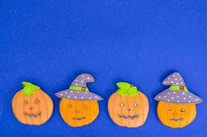 biscuits de pain d'épice en forme de citrouille d'halloween lumineux. photo