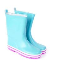 bottes en caoutchouc roses pour enfants pour marcher sur du blanc. photo