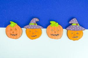 biscuits de pain d'épice en forme de citrouille d'halloween lumineux. photo