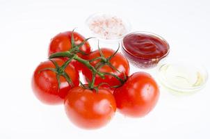 tomates rouges mûres, ketchup, huile, sel. photo