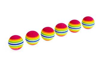 Jouets de petites boules de couleur vive isolés sur fond blanc photo