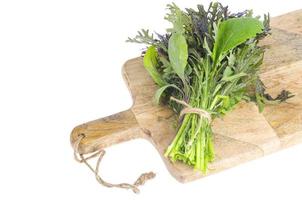 bouquet de feuilles de salade verte fraîche. photo