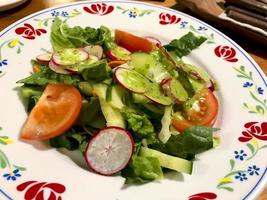 salade de légumes frais avec sauce verte. photo