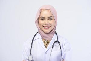 femme médecin musulmane avec hijab sur fond blanc studio. photo