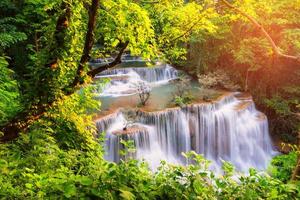 belle cascade dans la forêt du parc national à la cascade de huai mae khamin, kanchanaburi thaïlande photo