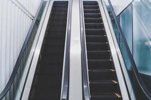 escalator vide dans un immeuble de bureaux photo