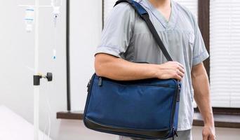 médecin d'urgence. médecin avec un sac dans la salle de la clinique photo