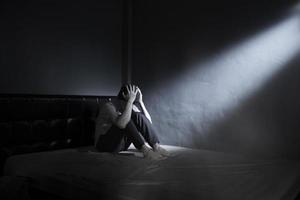 homme triste dans la chambre noire photo