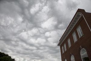 nuages d'orage et bâtiment photo