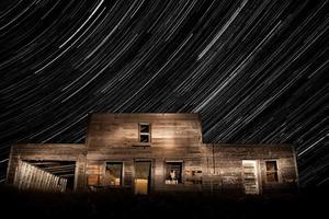 bâtiment abandonné et traînées d'étoiles photo