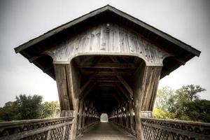 pont couvert en bois photo