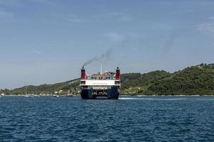 ferry-boat, croisière en mer calme contre un ciel bleu. photo