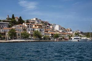 le port sur l'île grecque de skiathos, grèce. photo