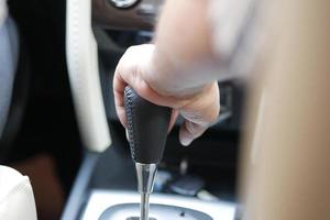 main masculine changeant de vitesse dans la voiture, photo