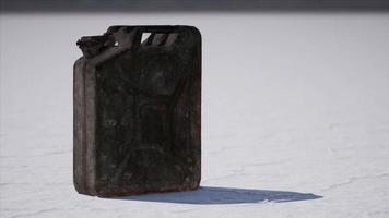 Ancien bidon de carburant en métal à Salt Flats dans l'Utah photo