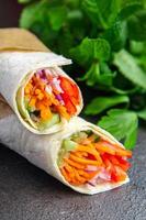 doner kebab shawarma aux légumes burrito remplissage pita végétarien végétarien photo