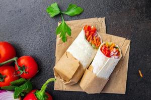doner kebab shawarma aux légumes burrito remplissage pita végétarien végétarien photo