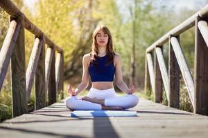 belle jeune femme faisant du yoga dans la nature photo