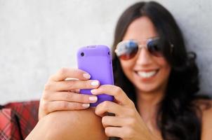 belle jeune femme avec un smartphone dans un immeuble de bureaux photo