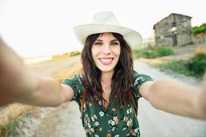 randonneur jeune femme prenant une photo de selfie à l'extérieur