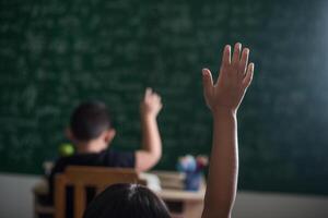 enfant levant la main en classe photo